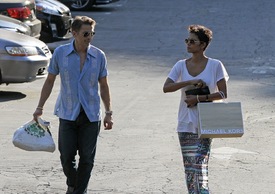 Halle Berry shopping in Studio City 18.8.2012_09.jpg