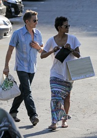 Halle Berry shopping in Studio City 18.8.2012_10.jpg