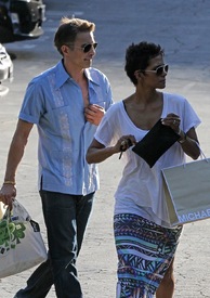 Halle Berry shopping in Studio City 18.8.2012_11.jpg