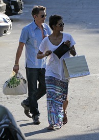 Halle Berry shopping in Studio City 18.8.2012_12.jpg