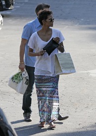 Halle Berry shopping in Studio City 18.8.2012_14.jpg