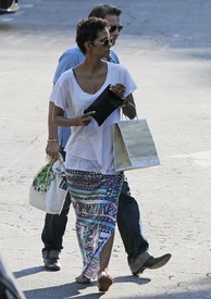 Halle Berry shopping in Studio City 18.8.2012_15.jpg