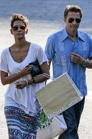 Halle Berry shopping in Studio City 18.8.2012_16.jpg