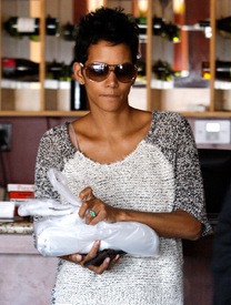 Halle Berry out for lunch in West Hollywood 25.8.2012_04.jpg