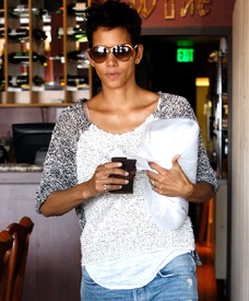 Halle Berry out for lunch in West Hollywood 25.8.2012_05.jpg