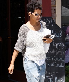 Halle Berry out for lunch in West Hollywood 25.8.2012_09.jpg