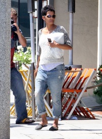 Halle Berry out for lunch in West Hollywood 25.8.2012_15.jpg