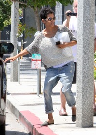 Halle Berry out for lunch in West Hollywood 25.8.2012_16.jpg
