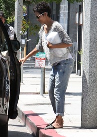 Halle Berry out for lunch in West Hollywood 25.8.2012_19.jpg