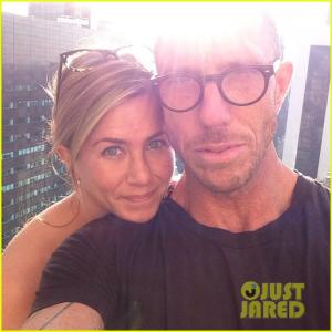 jennifer-anistons-hairstylist-shares-makeup-free-photo-02.jpg