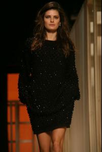 isabeli-fontana-de-maxipull-com-cristais-encerrou-o-desfile-da-maria-fil.jpg