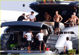 th_leonardo-dicaprio-goes-shirtless-after-flyboarding-in-ibiza-19.jpg