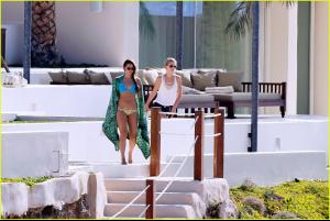 leonardo_dicaprio_bikini_clad_toni_garrn_vacatio.jpg