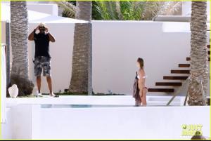 003_leonardo_dicaprio_bikini_clad_toni_garrn_vacatio.jpg