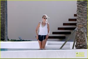 004_leonardo_dicaprio_bikini_clad_toni_garrn_vacatio.jpg