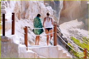 005_leonardo_dicaprio_bikini_clad_toni_garrn_vacatio.jpg