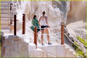008_leonardo_dicaprio_bikini_clad_toni_garrn_vacatio.jpg