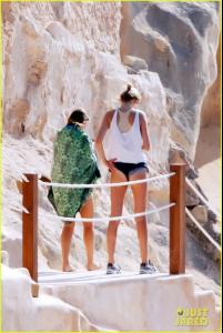 009_leonardo_dicaprio_bikini_clad_toni_garrn_vacatio.jpg