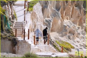 010_leonardo_dicaprio_bikini_clad_toni_garrn_vacatio.jpg
