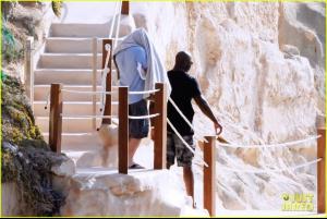 011_leonardo_dicaprio_bikini_clad_toni_garrn_vacatio.jpg