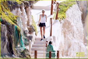 013_leonardo_dicaprio_bikini_clad_toni_garrn_vacatio.jpg
