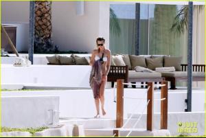 014_leonardo_dicaprio_bikini_clad_toni_garrn_vacatio.jpg