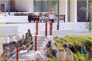 015_leonardo_dicaprio_bikini_clad_toni_garrn_vacatio.jpg