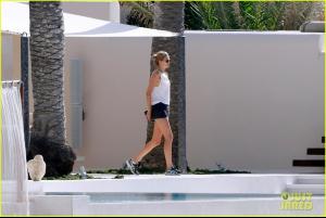 016_leonardo_dicaprio_bikini_clad_toni_garrn_vacatio.jpg