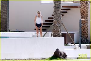 017_leonardo_dicaprio_bikini_clad_toni_garrn_vacatio.jpg