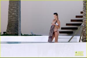 018_leonardo_dicaprio_bikini_clad_toni_garrn_vacatio.jpg