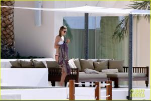 020_leonardo_dicaprio_bikini_clad_toni_garrn_vacatio.jpg