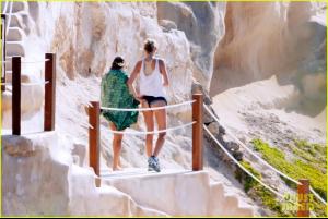 022_leonardo_dicaprio_bikini_clad_toni_garrn_vacatio.jpg