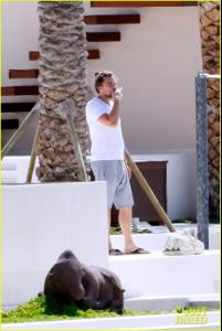 025_leonardo_dicaprio_bikini_clad_toni_garrn_vacatio.jpg