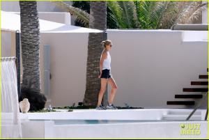 029_leonardo_dicaprio_bikini_clad_toni_garrn_vacatio.jpg