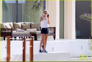 031_leonardo_dicaprio_bikini_clad_toni_garrn_vacatio.jpg