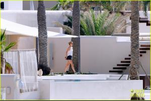 032_leonardo_dicaprio_bikini_clad_toni_garrn_vacatio.jpg