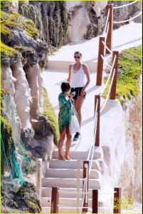 030_leonardo_dicaprio_bikini_clad_toni_garrn_vacatio.jpg