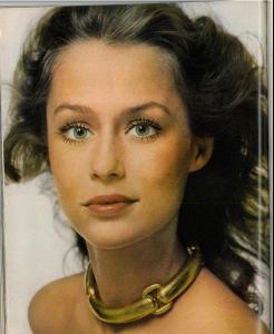 Lauren-Hutton-915x1118-161kb-media-697-media-171227-1315411502 copy.jpg