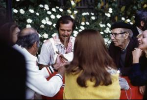 38 USA. Los Angeles, Californie. 1972. Jack Nicholson, Groucho Marx et Karl REINER (de dos) lors d'une collecte de fonds démocrate.jpg