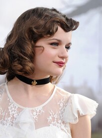 Joey King Conjuring Premieres Los Angele.jpg