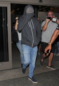 shy-leonardo-dicaprio-returns-to-los-ang.jpg