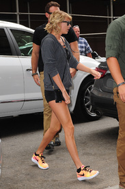 tswift100816BZNimage33.jpg