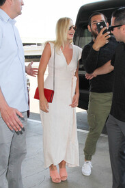 Margot Robbie seen at LAX pm4OqQ99VEOl.jpg
