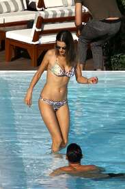 Alessandra-Ambrosio-in-Bikini--01.jpg