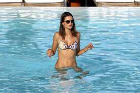 Alessandra-Ambrosio-in-Bikini--06.jpg