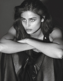 Vogue_Paris-September_2016-01-Taylor_Hill-by-Mert_Alas-Marcus_Piggott.jpg