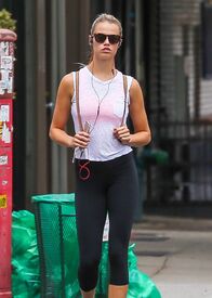 hailey-clauson-in-leggings-out-in-nyc-8-20-2016-7.jpg