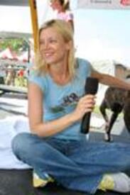 Amy_Smart_BestFriends_Pet_Adoption_Festival_060406_8.jpg