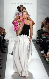 71891915Joanna_Mastroianni_Spring_2007__Runway.jpg