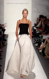 71891215Joanna_Mastroianni_Spring_2007__Runway.jpg